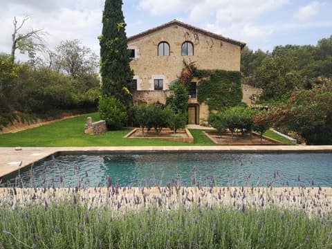 piscina natural en una masia rural